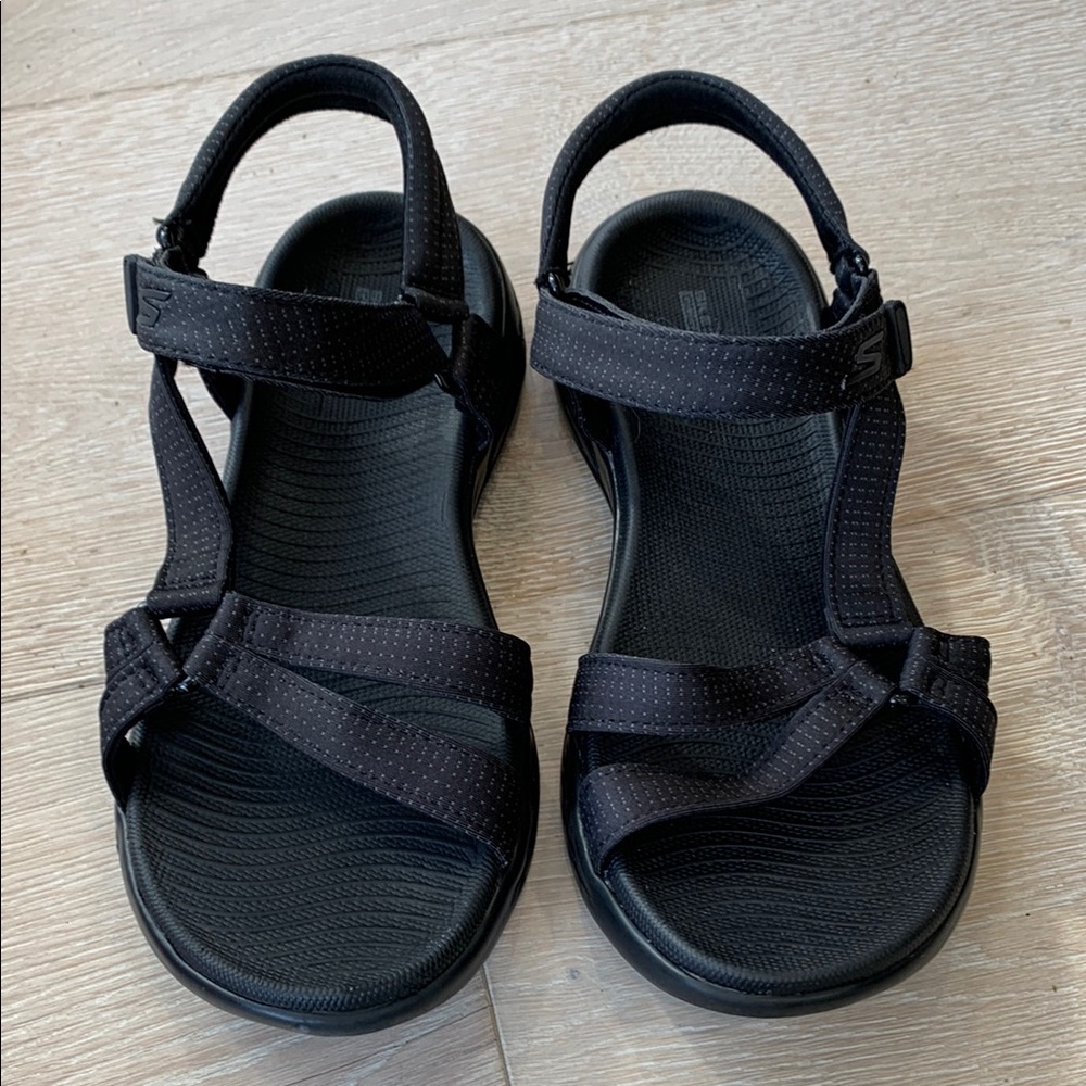 Skechers On The Go Goga Mat Size 7 Black Strappy Sandals, great condition